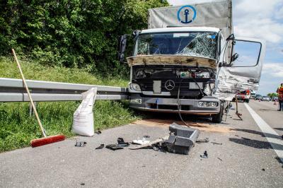 A81 Gerlingen: Lkw faehrt auf Sattelzug auf